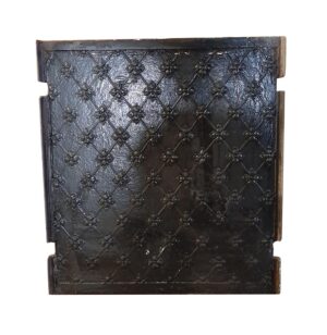 Black cast iron fire back centerpiece with a diamond lattice and fleur de lis detail.