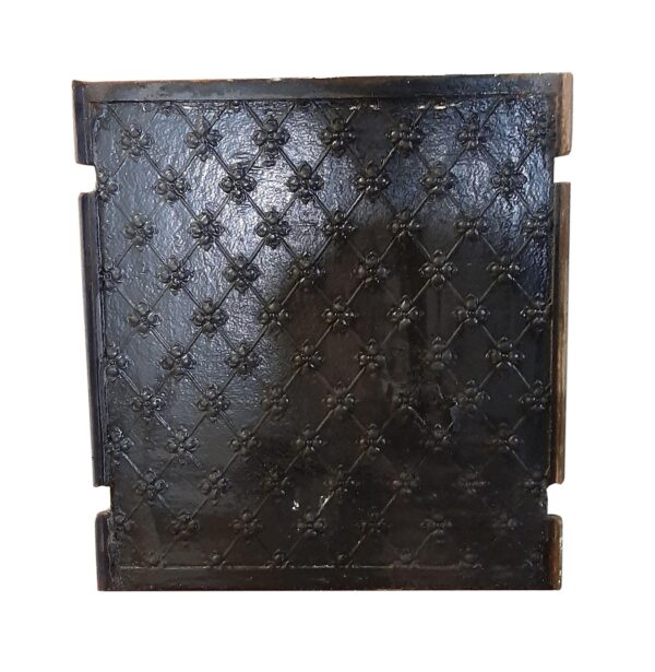 Black cast iron fire back centerpiece with a diamond lattice and fleur de lis detail.