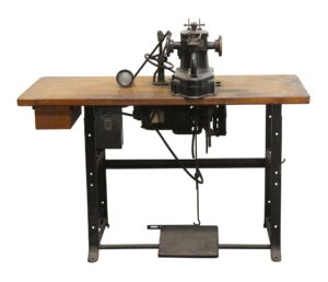 Sewing Machines - Singer Machine 46K30 with table and light
